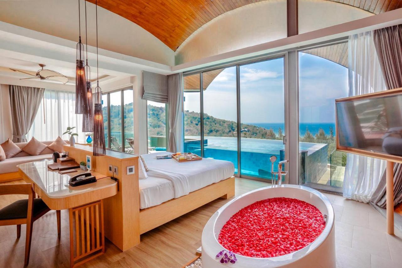 크레스트 리조트 앤 풀빌라  Patong 외부 사진 A bedroom at the resort