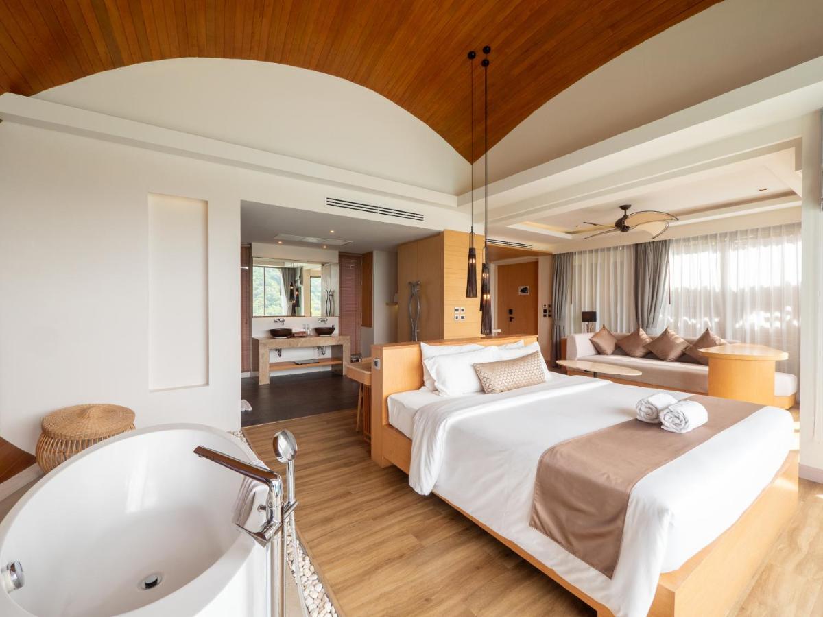 크레스트 리조트 앤 풀빌라  Patong 외부 사진 A bedroom at the resort