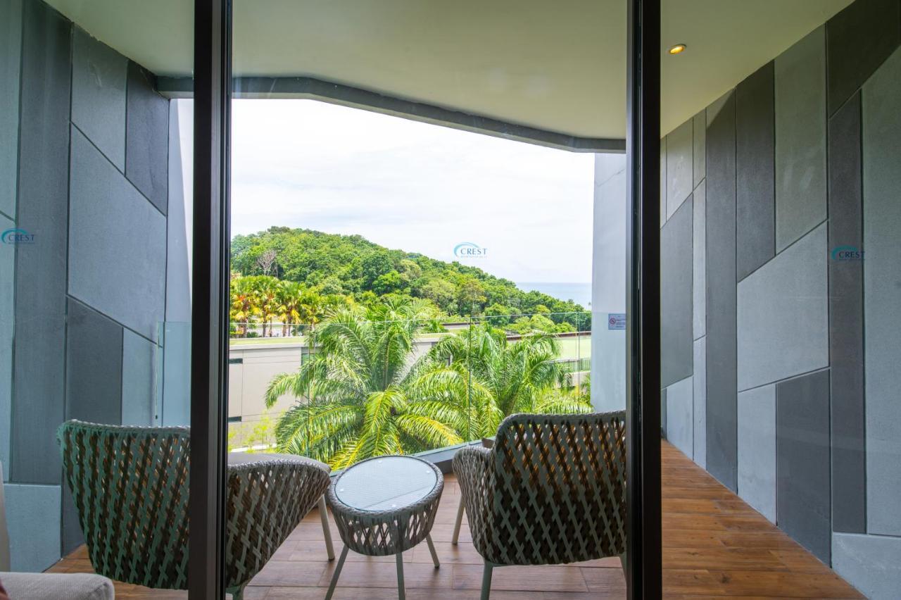 크레스트 리조트 앤 풀빌라  Patong 외부 사진 A balcony at the hotel