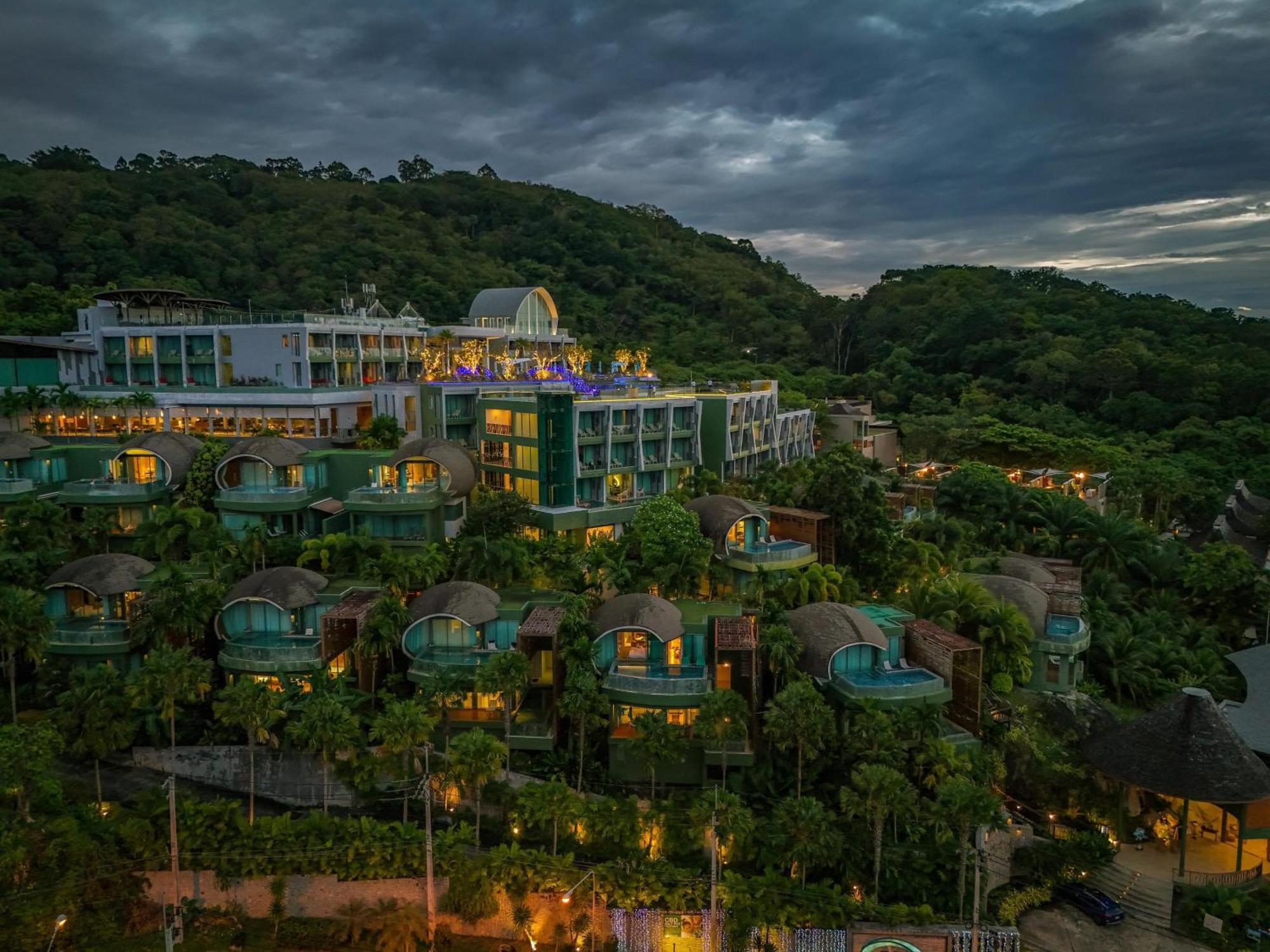 크레스트 리조트 앤 풀빌라  Patong 외부 사진 The Village at Blue Water