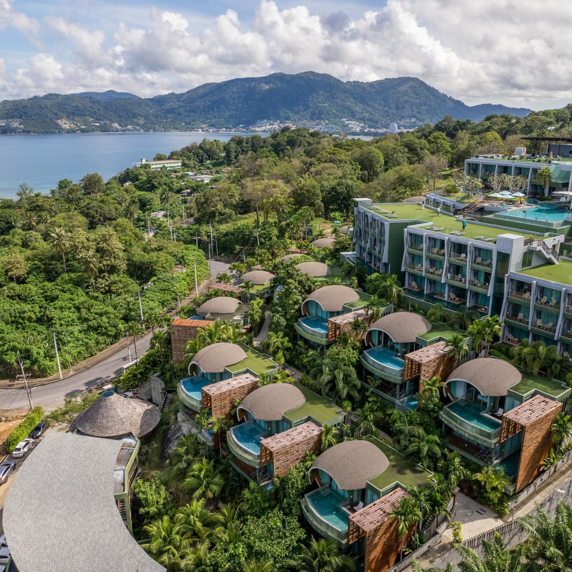 크레스트 리조트 앤 풀빌라  Patong 외부 사진 Aerial view of the resort