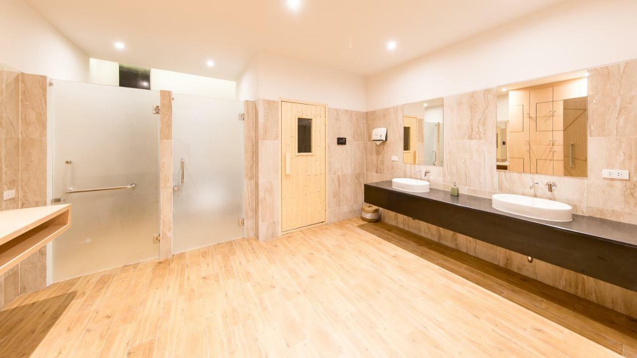 크레스트 리조트 앤 풀빌라  Patong 외부 사진 A modern bathroom